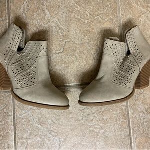 Tan daisy fuentes boots size 9